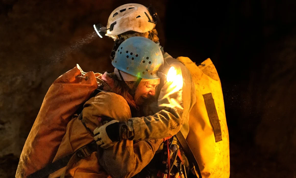 Still from Riesending showing two cave explorers in an emergency situation.