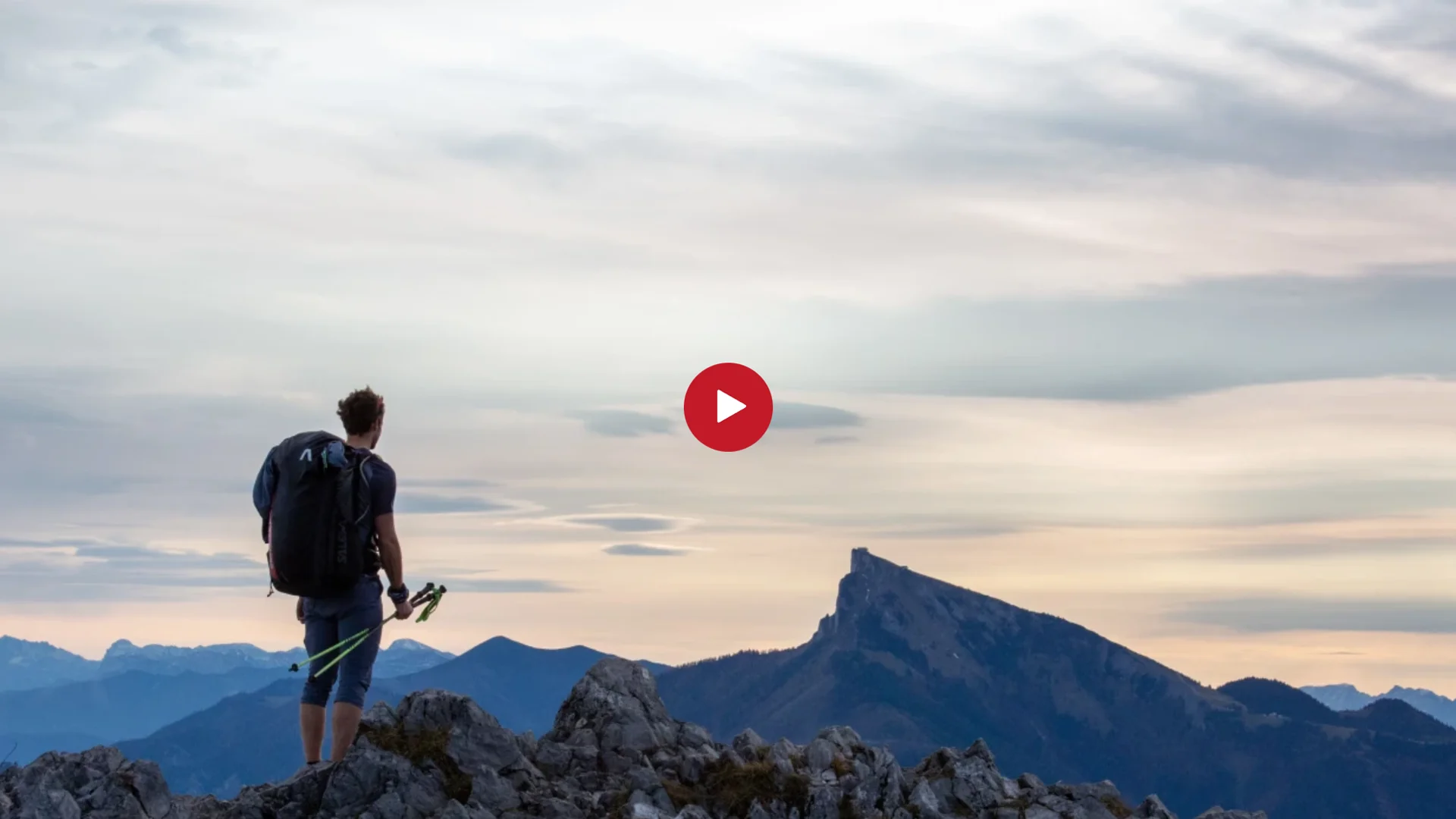 Gleitschirmflieger Paul Guschlbauer auf der Spitze des Schobers mit Blick auf den Schafberg.