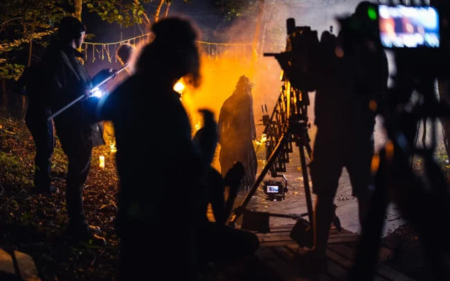 The crew of Hecate is filming a crane shot in the night in a forest.