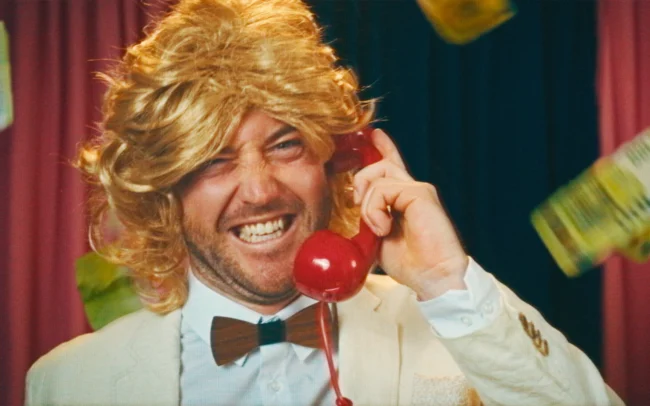 TikTok/Instragram-Star Austrian Kiwi vor Imanuel Thallingers Kamera. Comedy Sketch Videoproduktion durch Holy Moly films