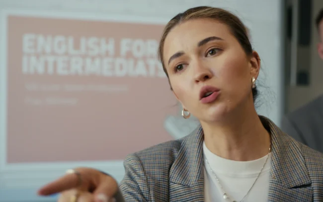 Content-Creator thisisstevie playing an English teacher in a Holy Moly films comedy sketch.